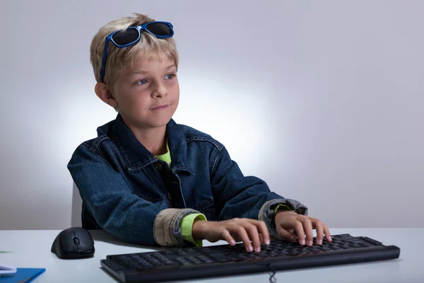 Malý chlapec pomocí počítače — Stock fotografie
