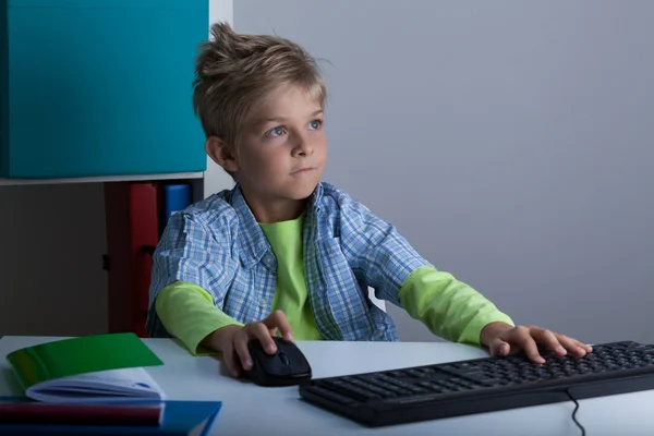 Ребёнок с помощью компьютера — стоковое фото