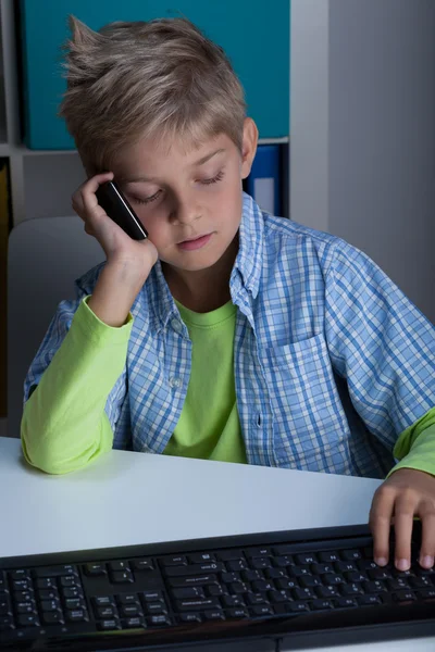 Liten pojke med hjälp av teknik i livet — Stockfoto