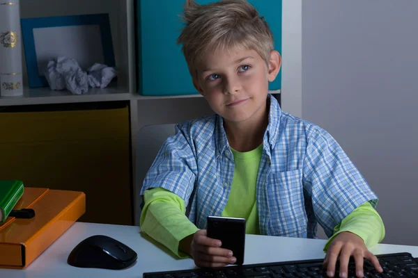 Bambino moderno utilizzando telefono e computer — Foto Stock