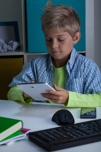 Pikkupoika käyttää tabletti — kuvapankkivalokuva