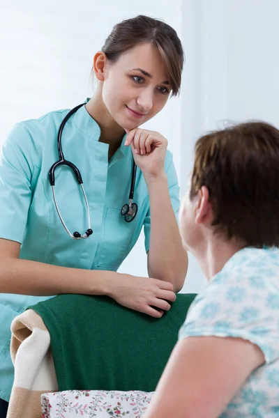 Helpful nurse — Stock Photo, Image