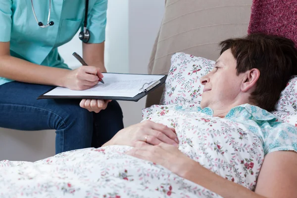 Adult woman talking with doctor — Stock Photo, Image