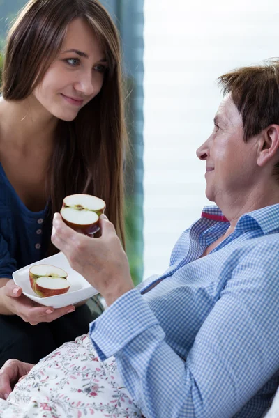 Einen Apfel essen — Stockfoto