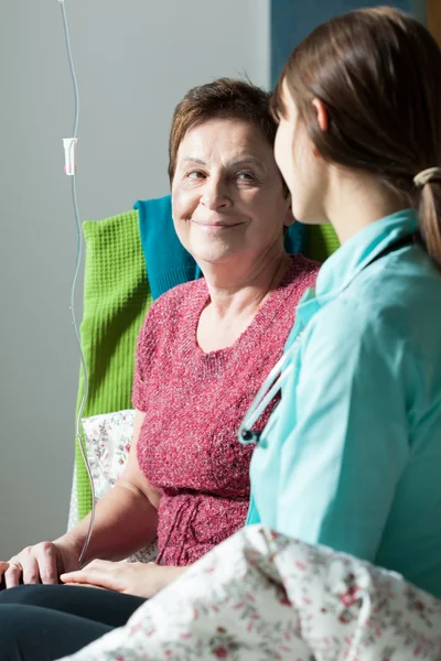 Ziek lachende vrouw — Stockfoto