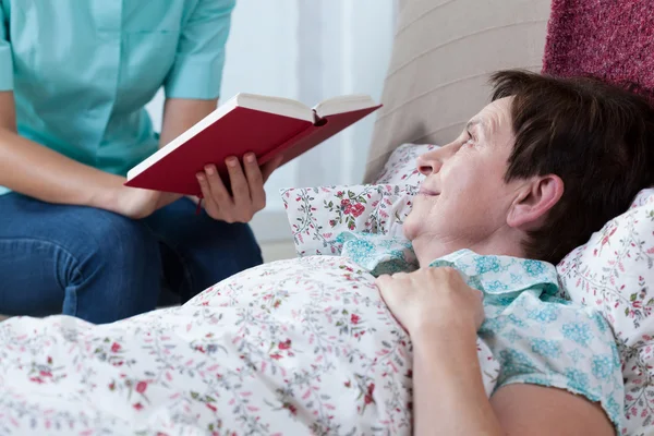 Adult woman lying in bed — Stock Photo, Image