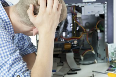 Adam bilgisayar onarımı sırasında