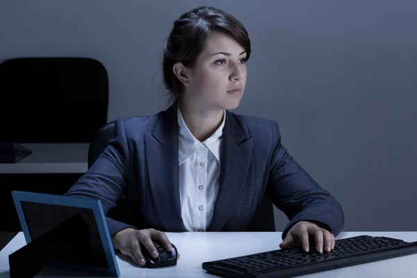 Trabajadora de oficina durante el trabajo —  Fotos de Stock