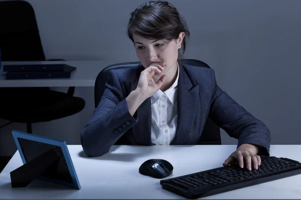 Thoughtful woman in the office — Stock Photo, Image
