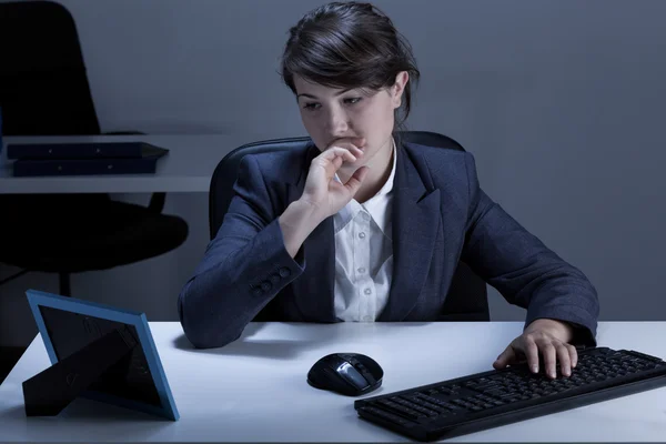 Femme réfléchie dans le bureau — Photo