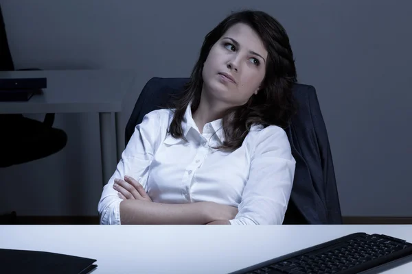 Mujer triste sentada en el escritorio — Foto de Stock