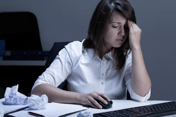 Problemas en el trabajo durante las horas extras — Foto de Stock