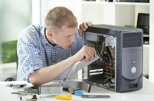 Reparing computer — Stock Photo, Image