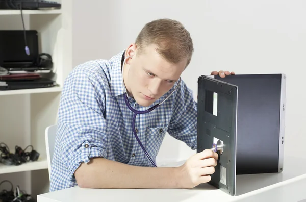 Curando o laptop — Fotografia de Stock