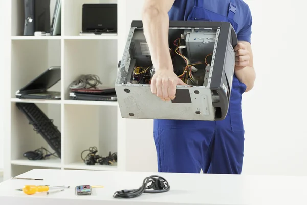 Hombre trabajando en el servicio informático — Foto de Stock