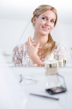 Parfüm kullanarak gelin gülümseyen