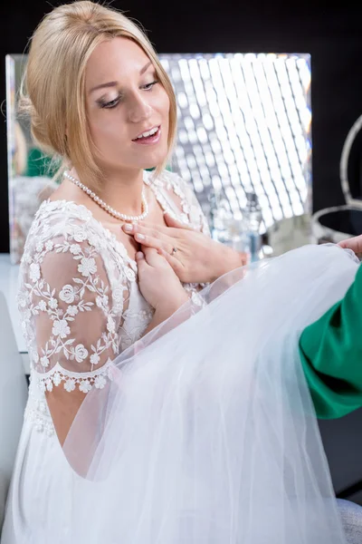 Donna che indossa abito da sposa — Foto Stock