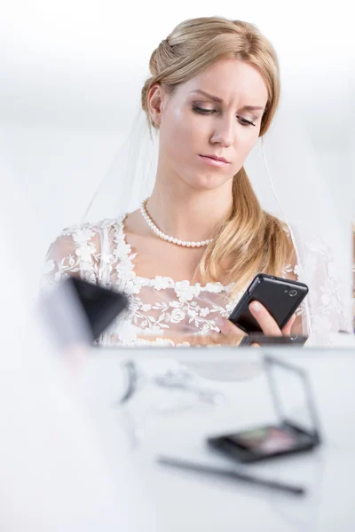 Orolig brud anläggning telefon — Stockfoto