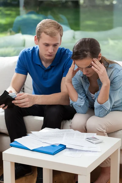 Gift par har finansiella problem — Stockfoto