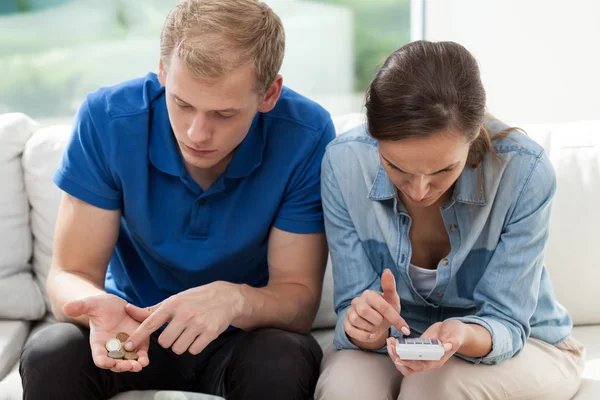 Poor couple counting money — Stock Photo, Image