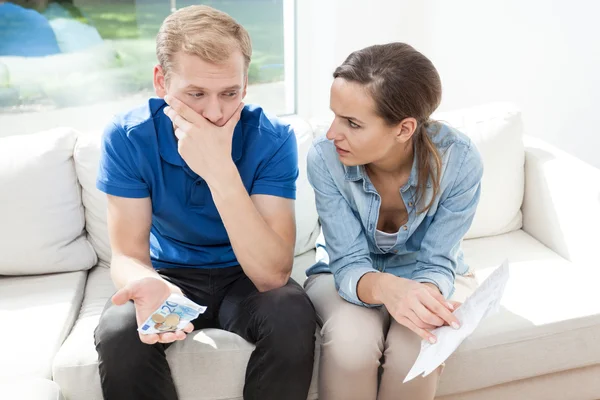 Couple having problems with paying bills — Stock Photo, Image