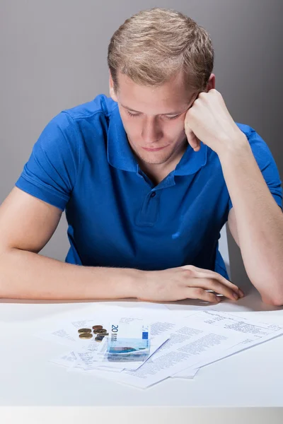 Jonge man met financiële problemen — Stockfoto