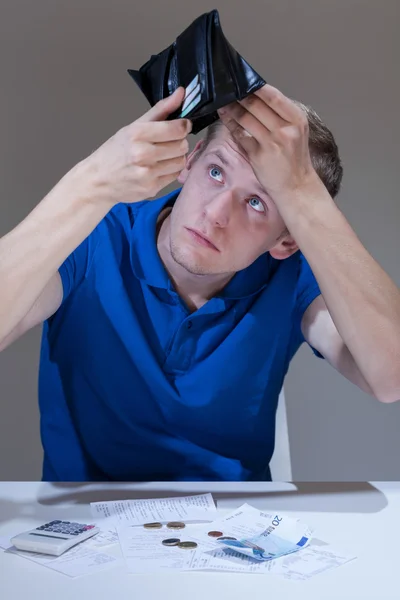 Mann mit leerem Geldbeutel — Stockfoto