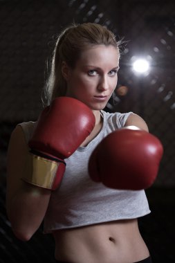 Atletik kız boks eldivenleri giyiyor