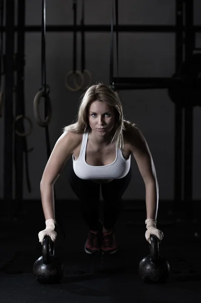 Mujer con brazos fuertes — Foto de Stock