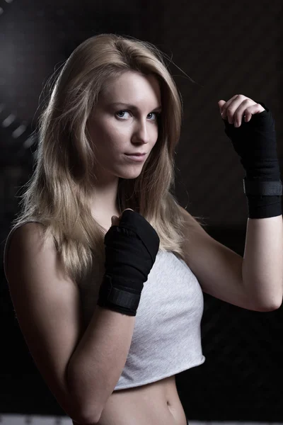 Mujer bonita lista para el boxeo —  Fotos de Stock