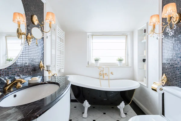 Interieur van zwarte en witte badkamer — Stockfoto