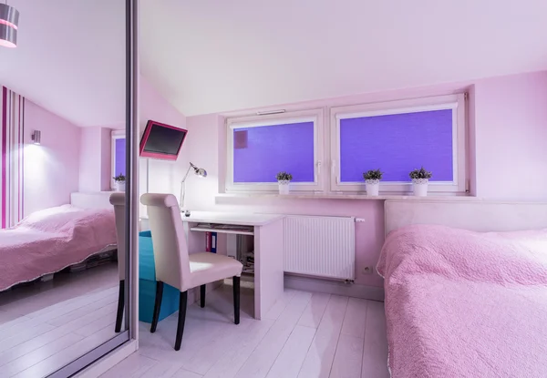 Interieur van roze kamer met bed — Stockfoto