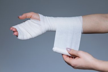 Kadın bilek bandaj ile