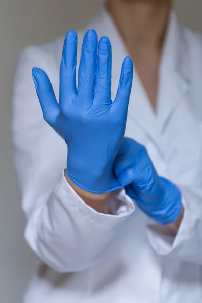 Verpleegkundige dragen beschermende handschoenen — Stockfoto