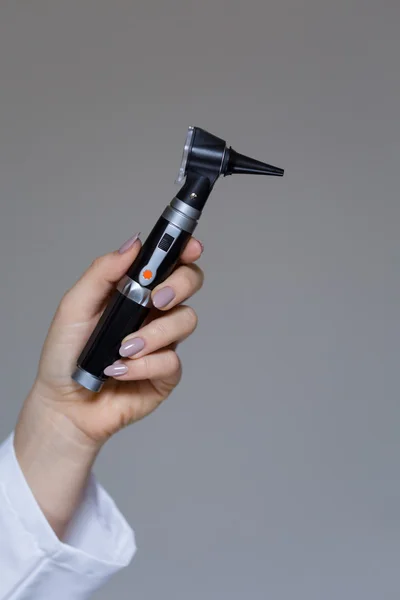 Otoscope 여성 의사 — 스톡 사진