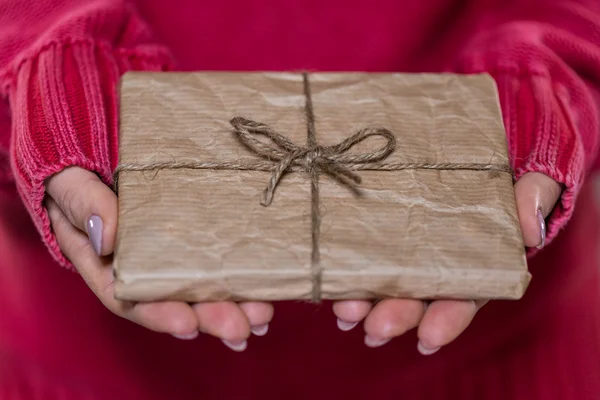 Mains féminines avec cadeau de Noël — Photo