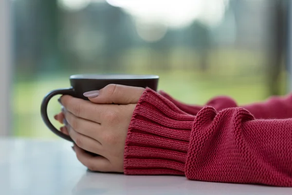 Mujer bebiendo té caliente — Foto de Stock