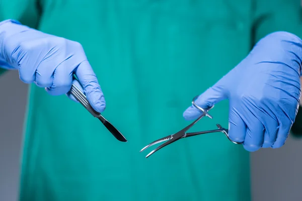 Руки врача во время операции — стоковое фото