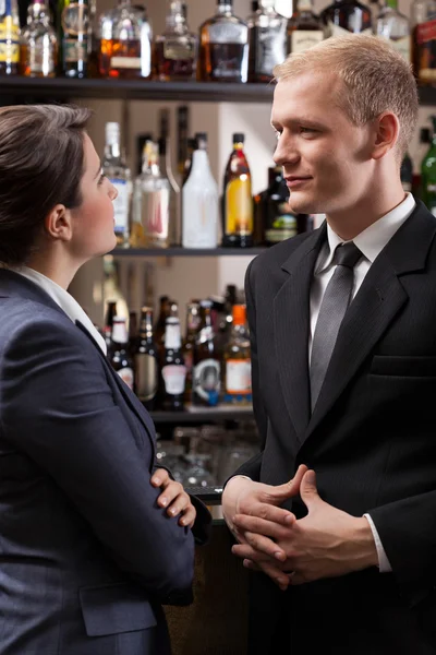 Empregados em um pub depois do trabalho — Fotografia de Stock