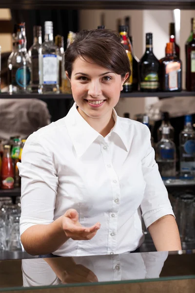 Menina sorridente trabalhando no bar do hotel — Fotografia de Stock