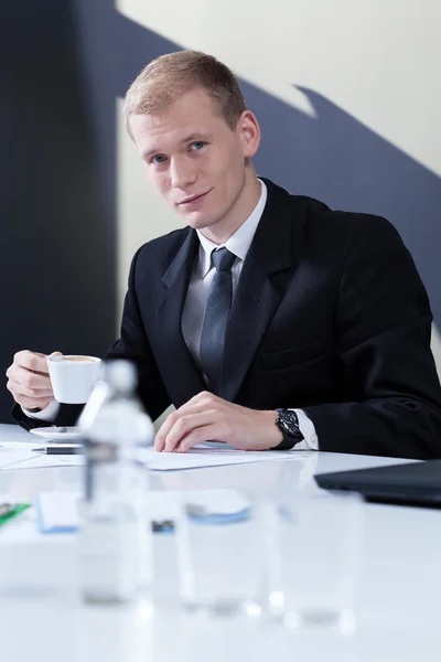 Businessman drinking coffee — Stock Photo, Image