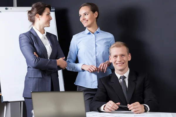 Empresários no escritório — Fotografia de Stock