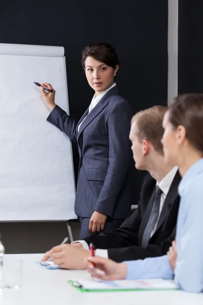 Mujer que presenta datos de la empresa — Foto de Stock