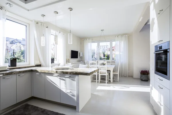 Kitchen connected with eating area — Stock Photo, Image