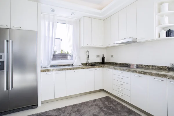 Moderne en witte keuken — Stockfoto