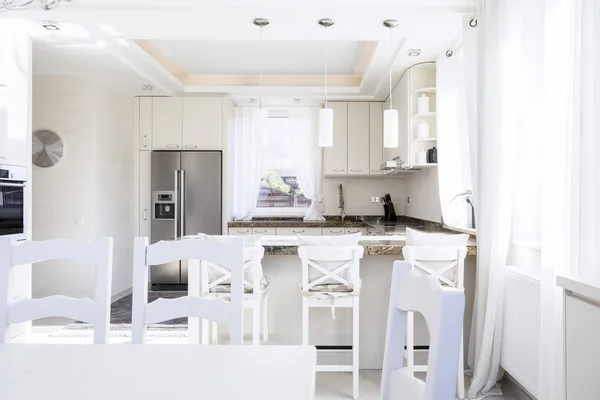 Yeni evinde geniş mutfak — Stok fotoğraf