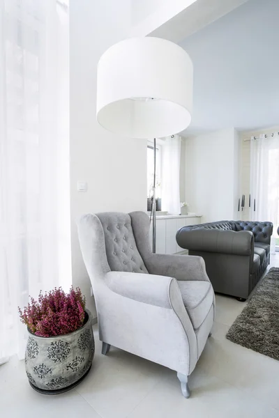 Alter Sessel im modernen Haus — Stockfoto