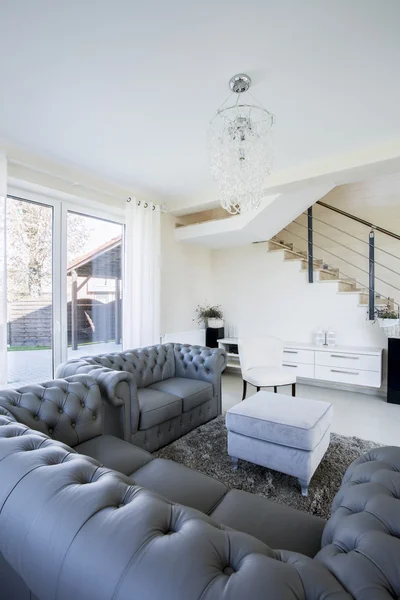 Komfortable Möbel in modernem, hellen Haus — Stockfoto