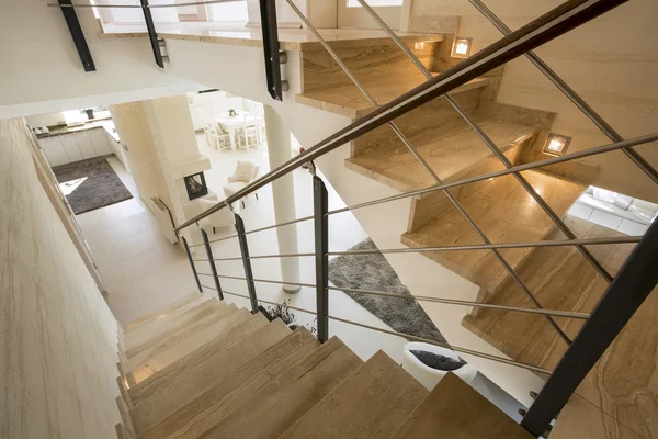 Marmortreppe in teurem Haus — Stockfoto