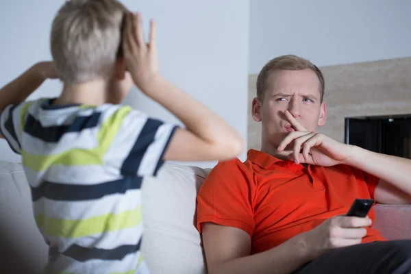 Niño está molestando a su padre — Foto de Stock